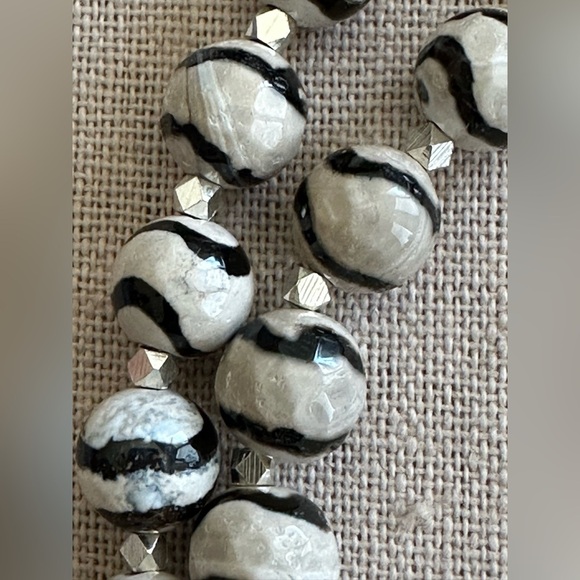 22-1/2 inch Wavy Tibetan Agate Faceted bead necklace NWOT - Picture 11 of 15